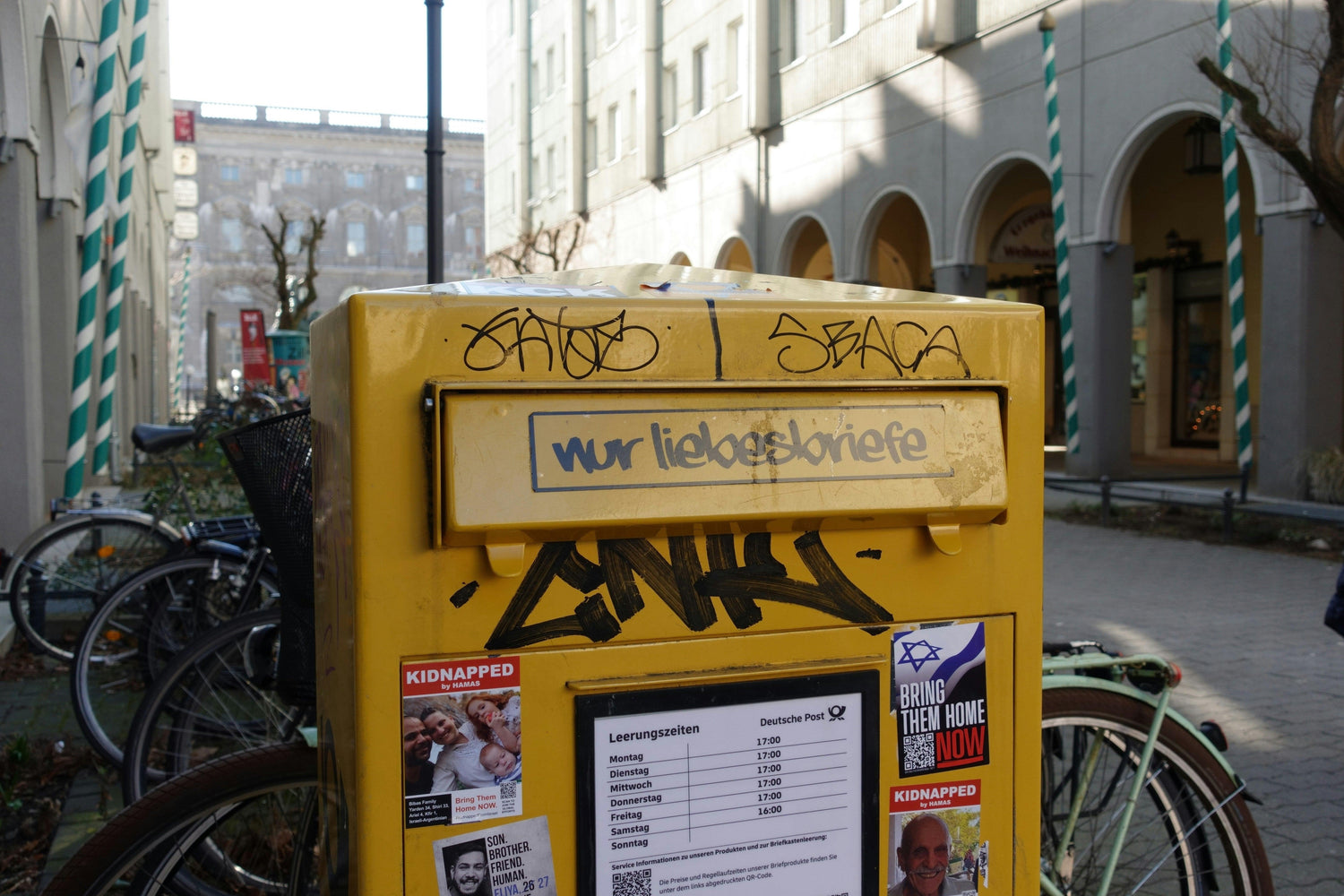typischer Berliner Briefkasten mit Aufschrift "nur Liebesbriefe"