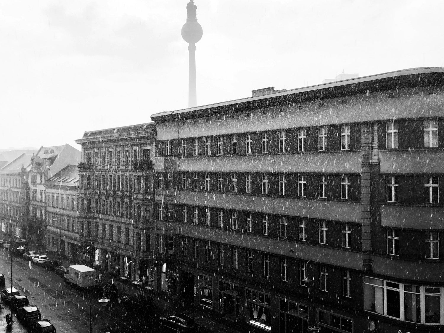 schwarz-weiss Bild von der Berliner Innenstadt in en 90er Jahren.