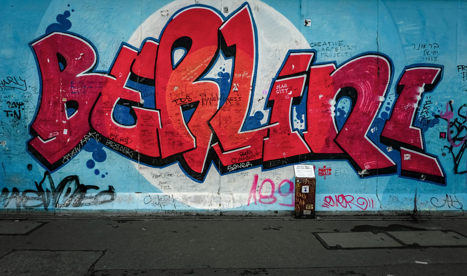 Grosses farbiges Graffiti mit dem Schriftzug "Berlin" und "no tourist info".