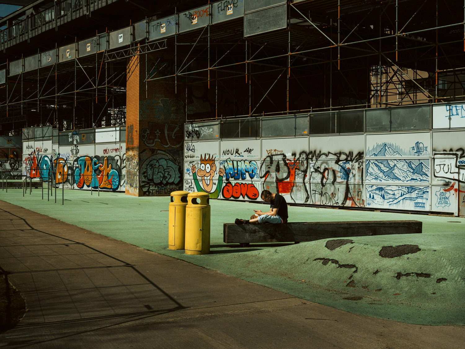 Graffiti in einem alten Skatepark in Berlin mit einem "no tourist info" Schriftzug