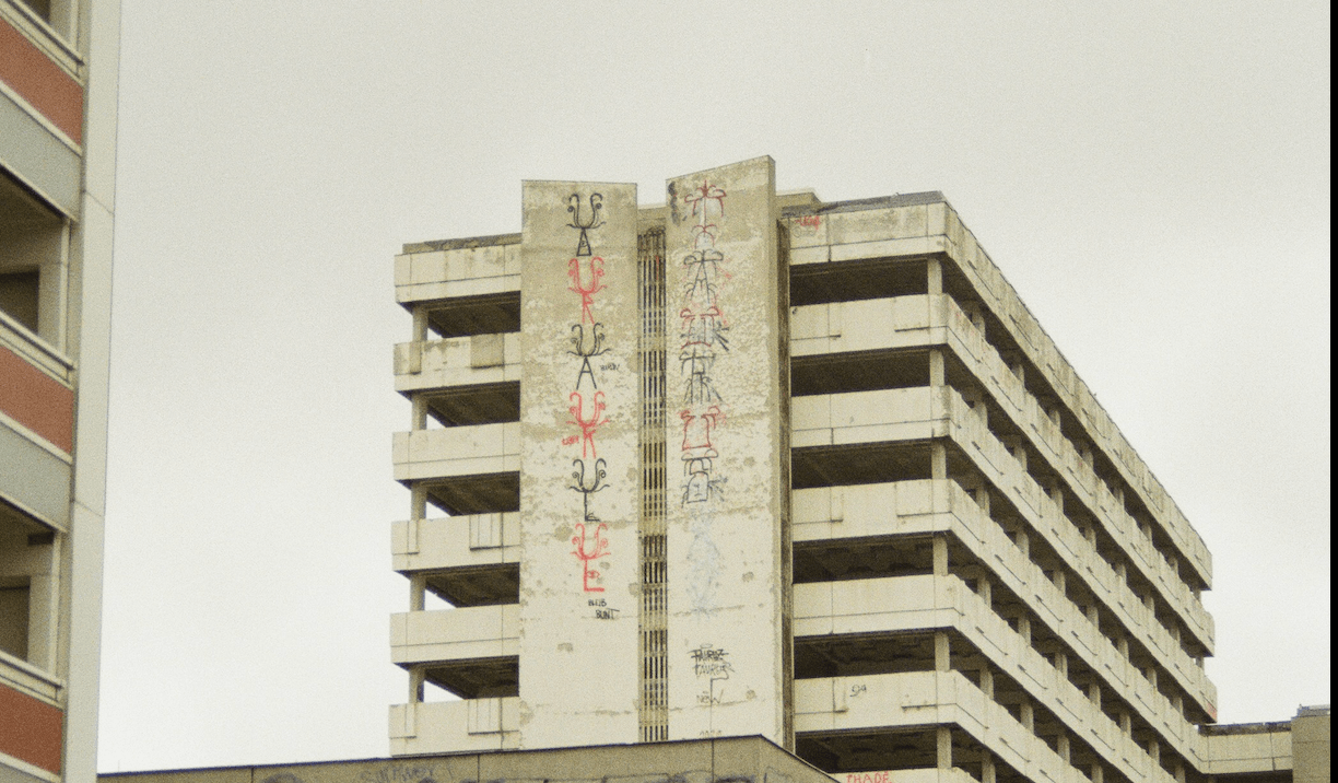leerstehendes Gebäude mit Graffiti im Herzen von Berlin.