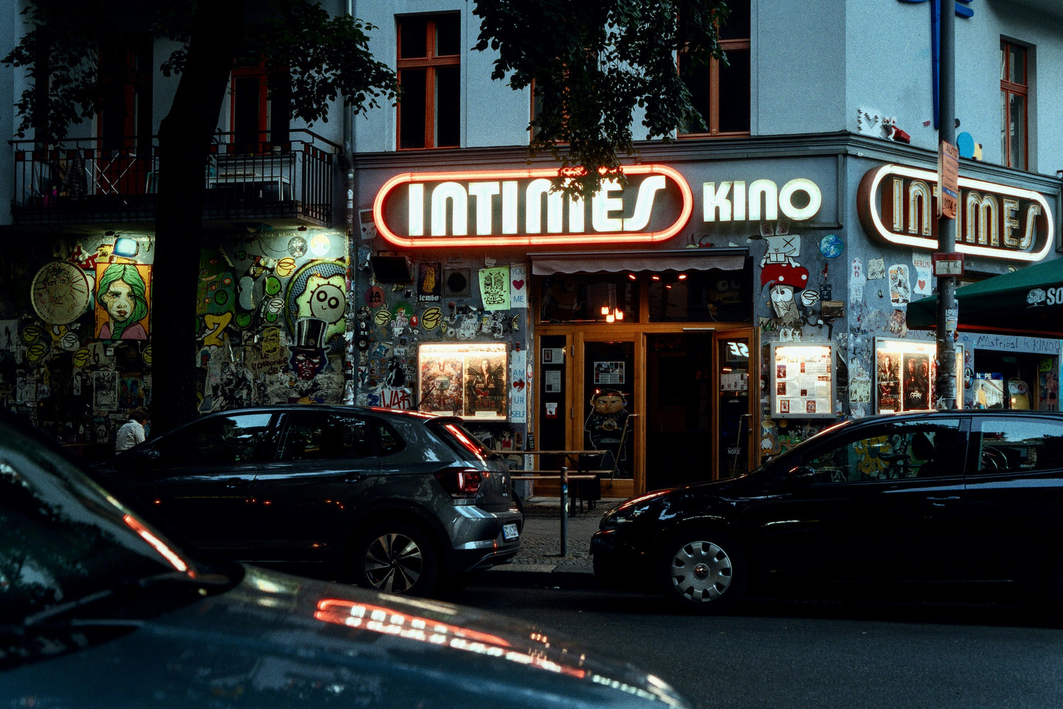 Bild bei Nacht von einem beruehmten Kino in Berlin.