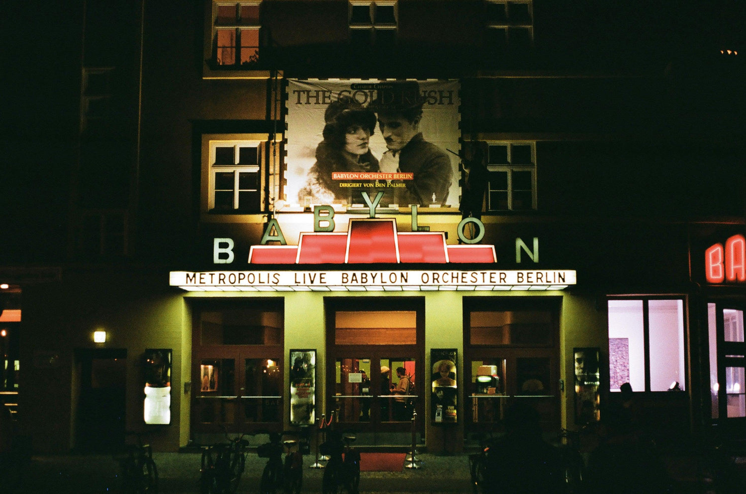 Foto von Kino "Babylon" in Berlin bei Nacht.