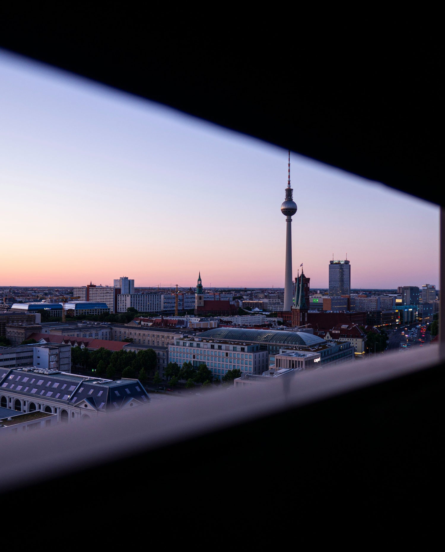 Skyline von Berlin mit dem Fernsehturm und einer urbanen, authentischen Stimmung.