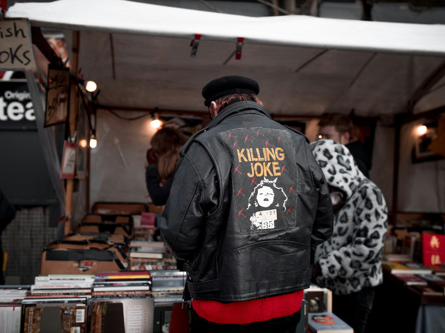 Personen welche sich gerade auf einem Trödelmarkt in Berlin eine Schallplatte aussuchen.