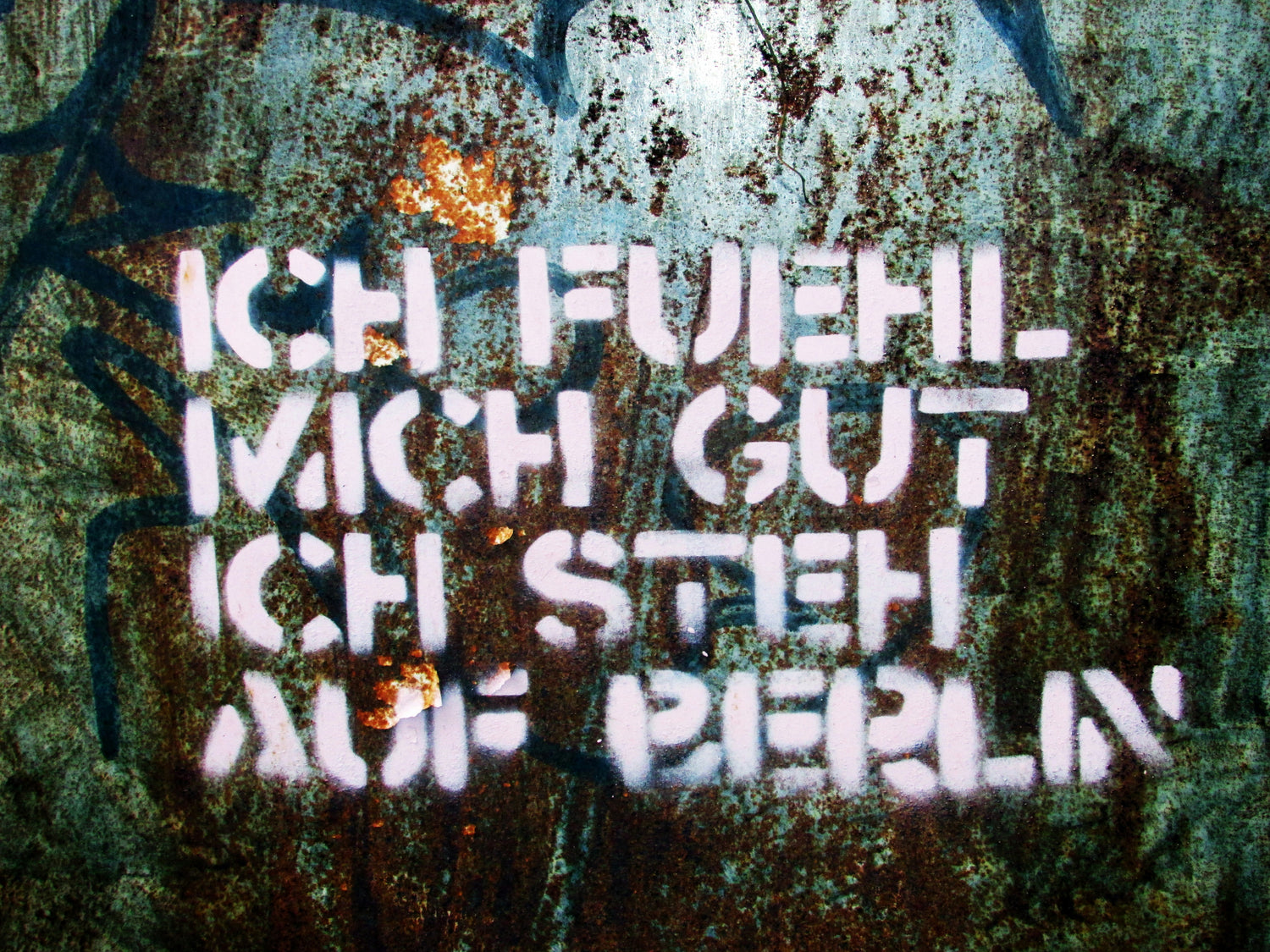 Bild mit einem großen Schriftzug "ich stehe auf Berlin" auf einer Metallwand.