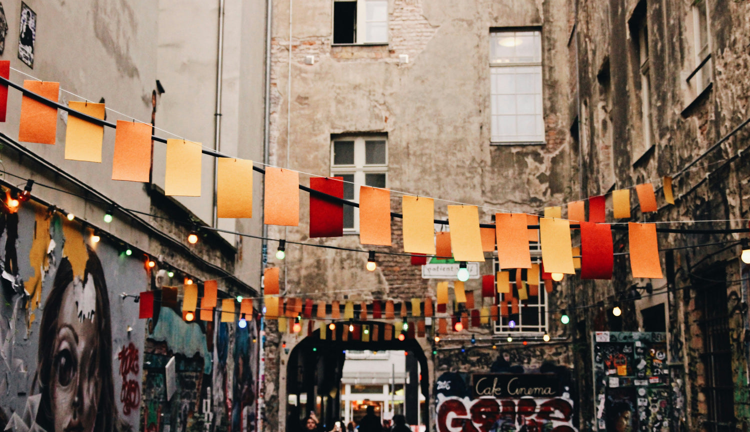 Im Hinterhof des haus Schwarzenberg in Prenzlauerberg wehen farbige Flaggen, sie verdeutlichen authentische Insider Tipps von "no tourist info"