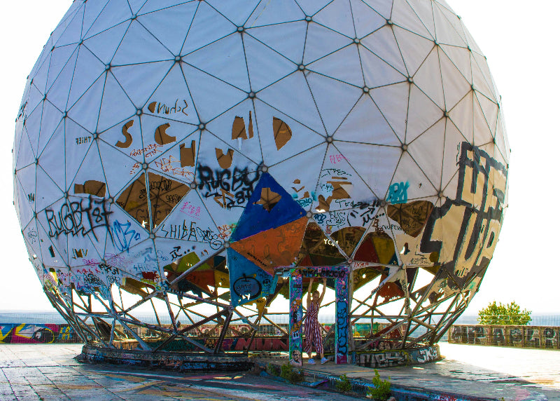 Foto von der Abhörstation auf dem Teufelsberg mit dem Graffiti-Schriftzug "1UP"
