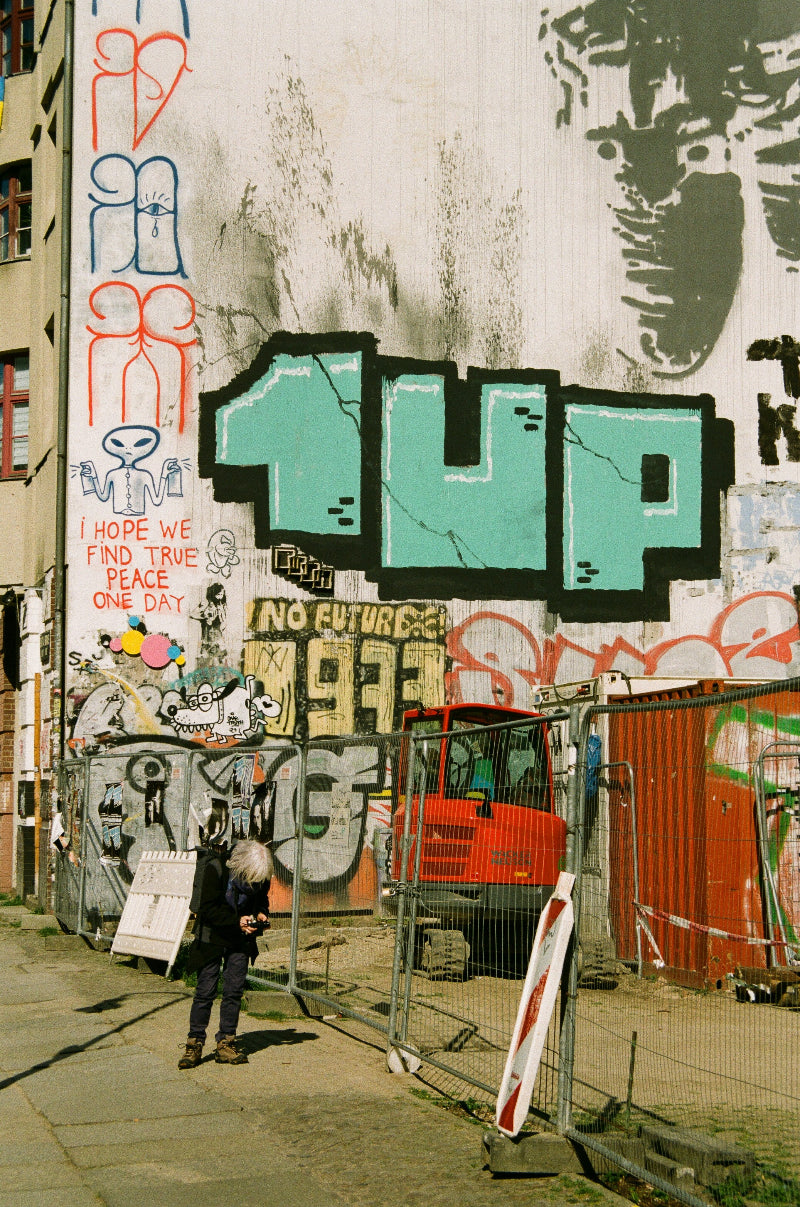 Foto von einem großen Mural von 1 UP in Berlin