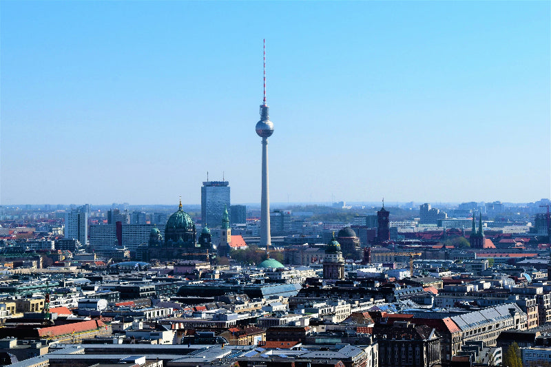 Foto von der Skyline von Berlin mit Berliner Dom, Fernsehturm und Dutzenden Kirchen. 