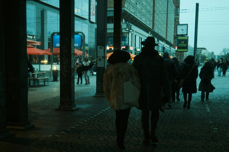 Treiben von Besuchern auf dem Alexanderplatz, Geschäfte und Eingang zur U-bahn an der Station Alexanderplatz.