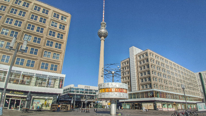 Foto vom Fernsehturm am Alexanderplatz bei Sonnenschein. 
