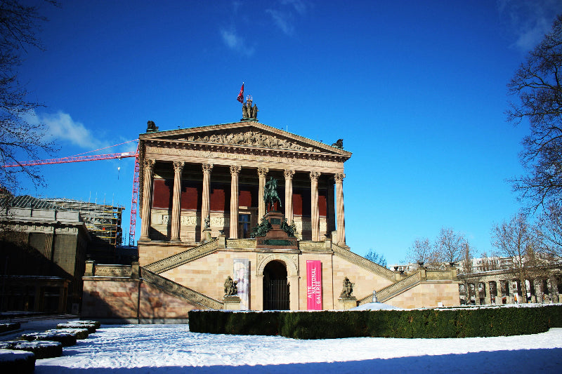 Foto der alten Nationalgalerie auf der Berliner Museumsinsel im Winter. 