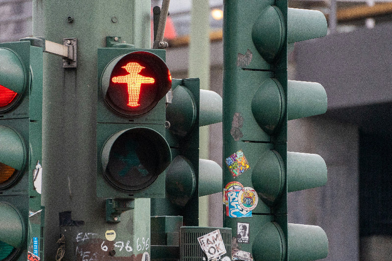 Rote Ampel mit Ampelmännchen in Berlins Innenstadt. 
