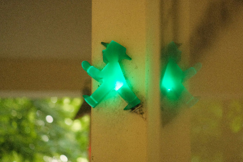 Ampelmännchen der Firma Ampelmann auf einer Wand als Leuchte in grün. 