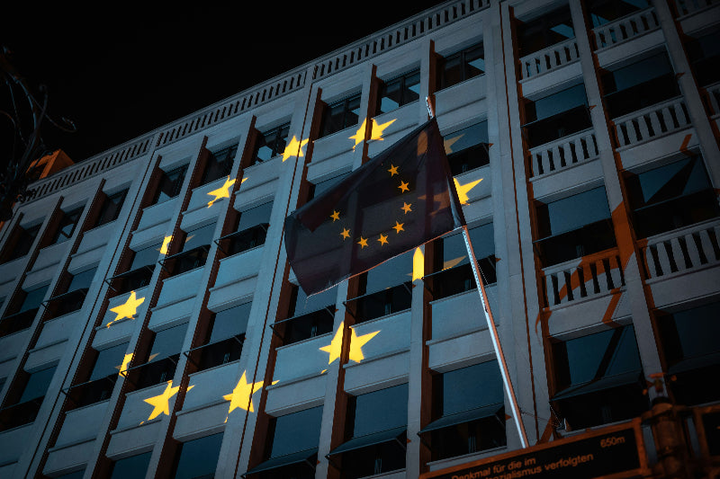 Angestrahlte Sehenswürdigkeit in Berlin mit Europa-Logo. 