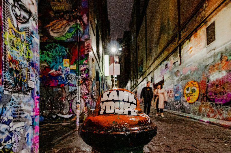 Foto vom besprühten Außengelände vom Berghain.