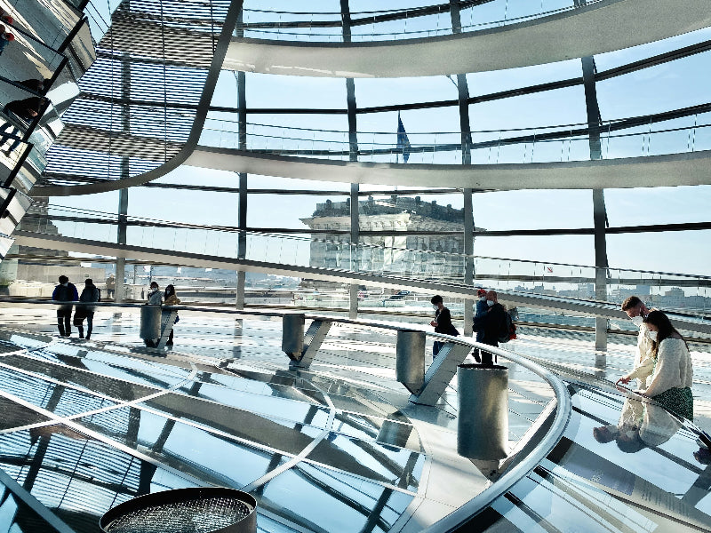 Besucher mit guter Aussicht von der Glaskuppel des Reichstagsgebäude. 