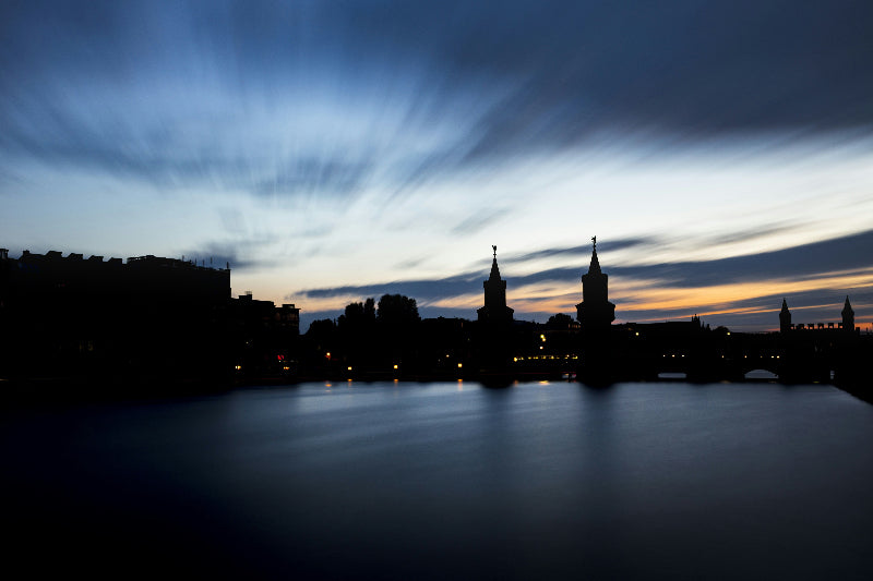 Foto von der Berliner Spree bei Sonnenuntergang. 