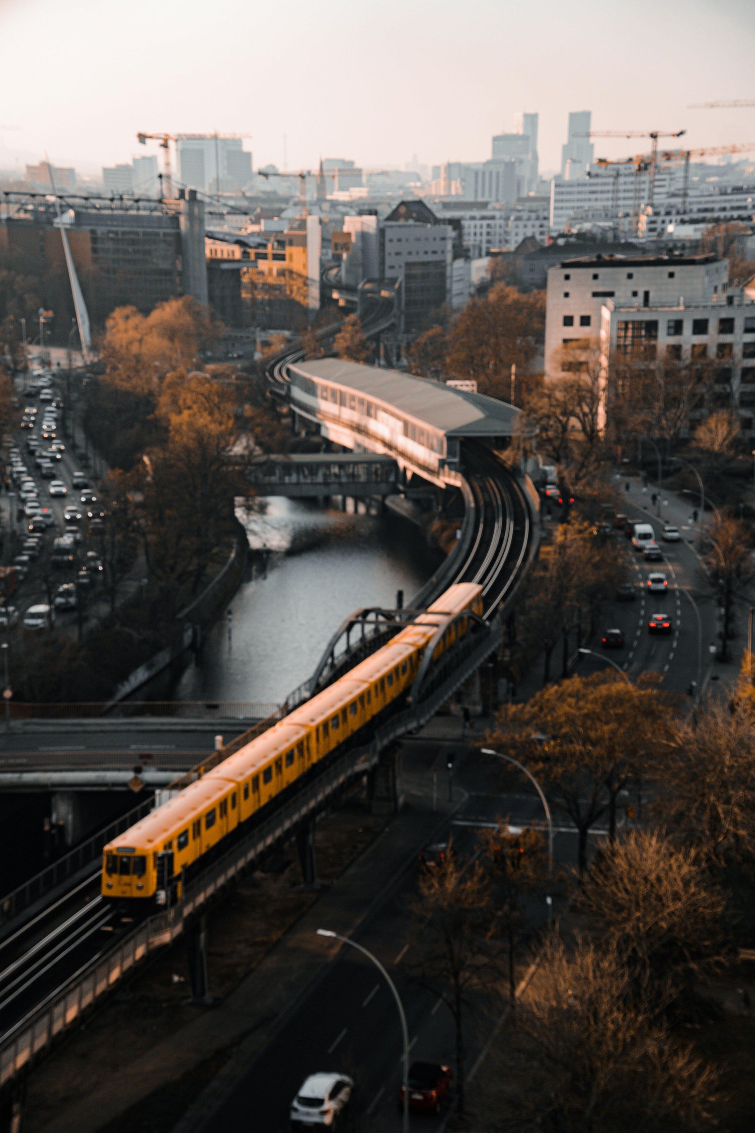 Authentisches Bild einer Berliner Bahn in Kreuzberg, fernab des anonymen Massentourismus, verdeutlicht die Wichtigkeit von echten Insidertipps. 