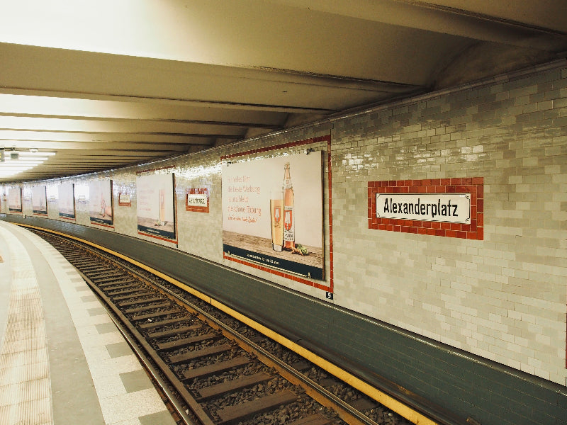U-Bahn Gleis vom Bahnhof Alexanderplatz mit Werbeplakaten. 
