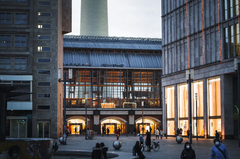 Bahnhofshalle vom Alexanderplatz fotografiert mit Beleuchteten Eingängen und stehender Bahn. 