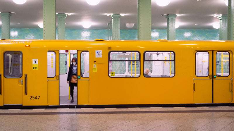 gelbe Berliner U-Bahn im Bahnhof Alexanderplatz. 
