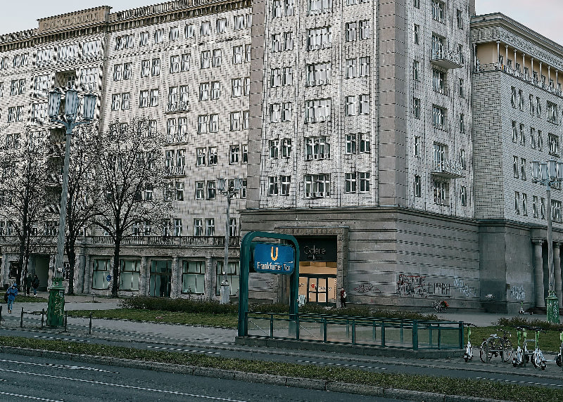 U-Bahneingang Frankfurter Tor vor den Zwillingstürmen an der Karl-marx-Allee