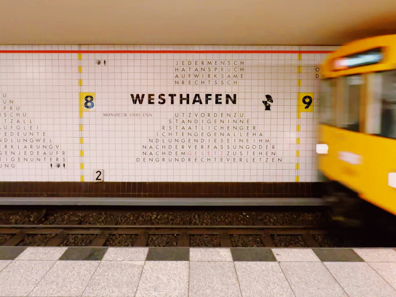 Foto von einer einfahrenden Bahn in den Bahnhof Westhafen. 