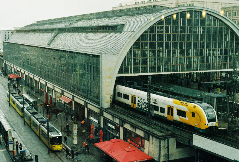 Bahnhofshalle berlin Alexanderplatz mit einfahrendem Fernzug und Straßenbahn. 