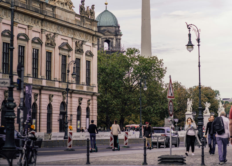 Unter den Linden Ecke Bebelplatz mit Gebäude und Fernsehturm. 