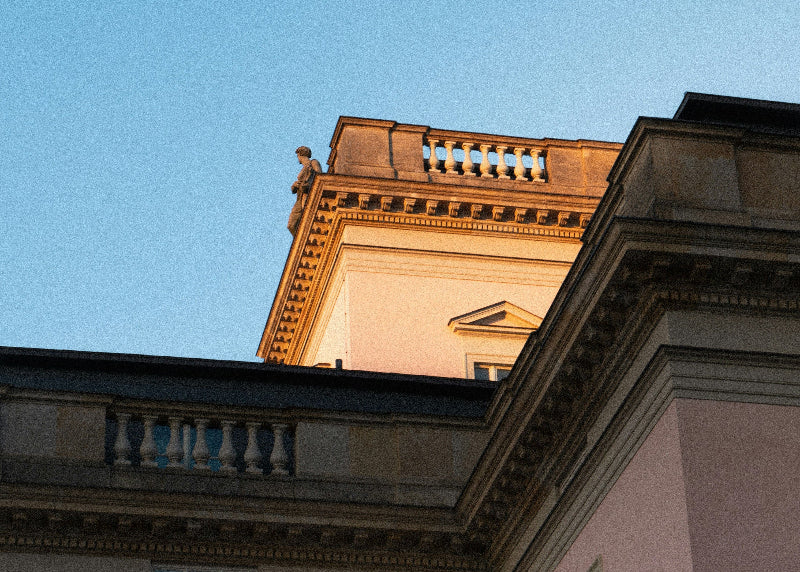 Dach von einem Gebäude am Bebelplatz in Berlin mit Sonnenschein.