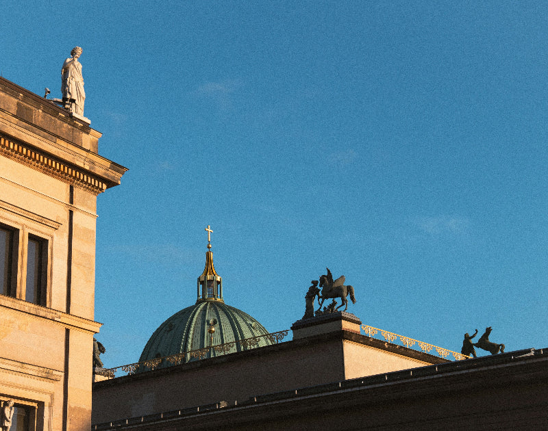 Dächer vom Bebelplatz Berlin bei Sonnenschein. 