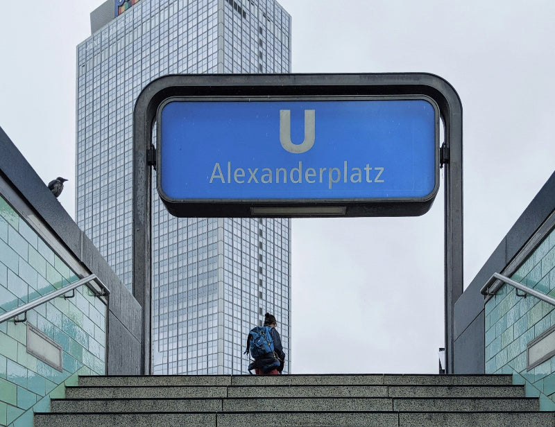 Foto des Ausgangs vom Bahnhof Alexanderplatz Richtung Parkinn. 