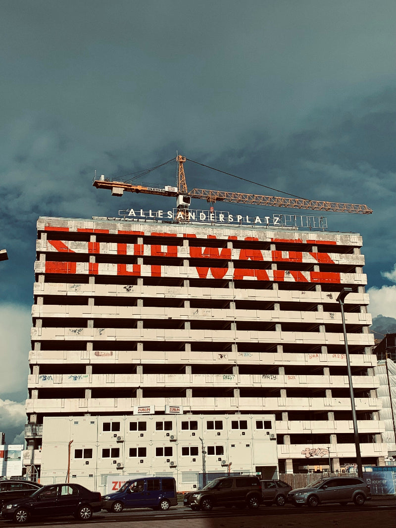 Foto von einem Hochhaus am Berliner Alexanderplatz mit Graffiti "Stop War"
