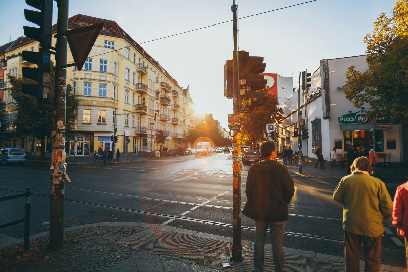 Foto von einer Ampel und Kreuzung in einem Berliner Kiez bei Sonnenschein. 