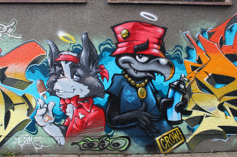 Wand voller Graffiti Tiere und Schriftzügen. 