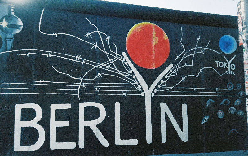 Teil der Berliner Mauer, welcher mit einem "Berlin Graffiti" Besprüht wurde. 
