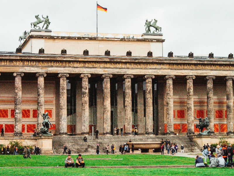 Grünfläche vom Lustgarten mit Granitschale. 
