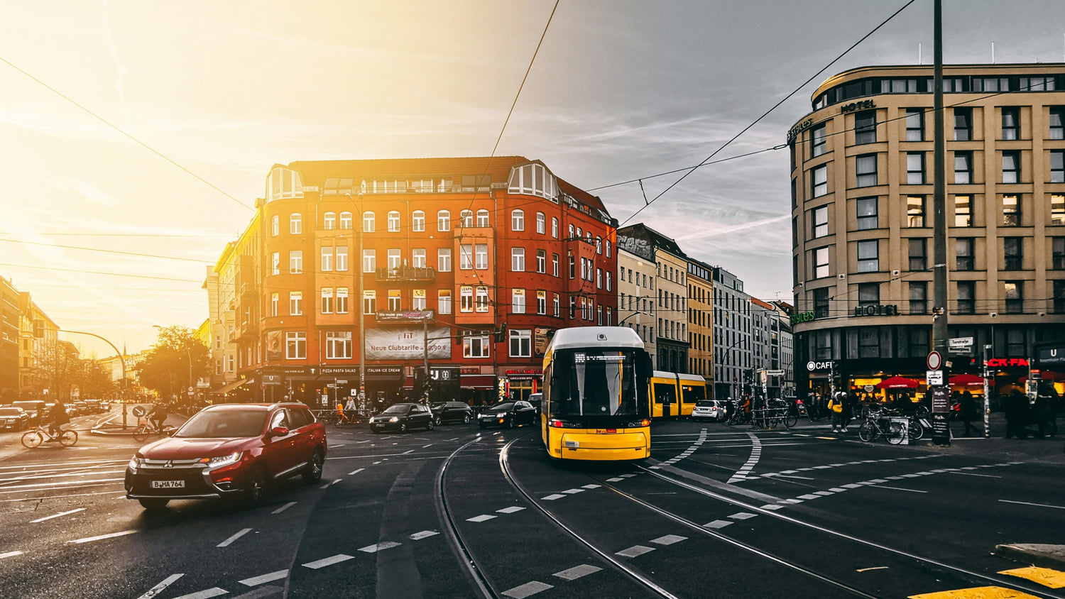 Foto von einer Strasse in Berlin Mitte mit Fahrzeugen und Straßenbahn. 