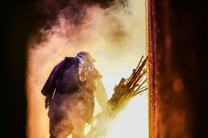 Foto von einer Szene auf einer Berliner Bühne mit Nebel und Schauspieler. 