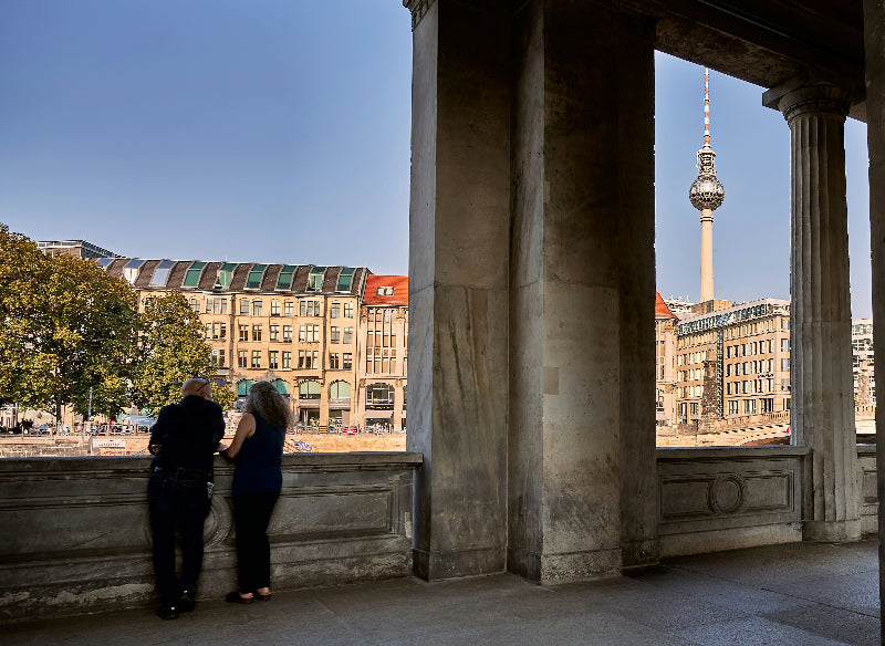 Foto von der Museumsinsel auf den Fernsehturm und die Spree. 