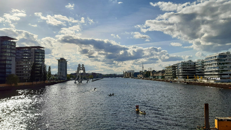 Foto auf der  Oberbaumbrücke mit Sicht auf Molecule Man. 