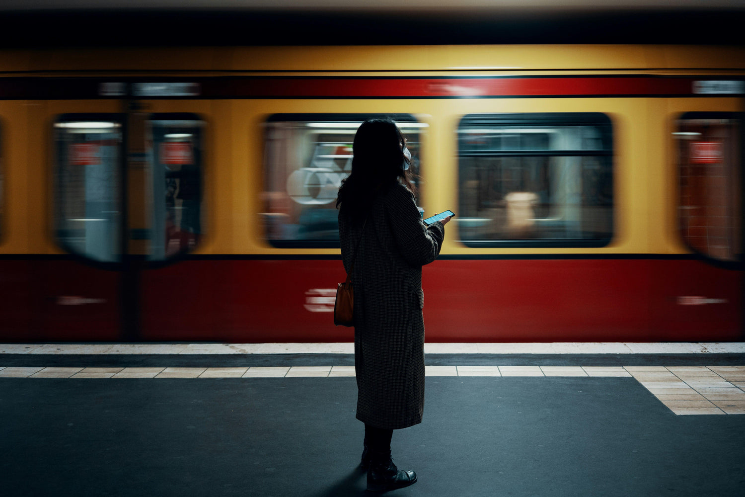 Berliner S-Bahn faehrt in den Bahnhof ein. 