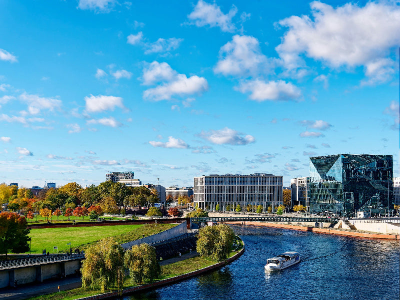 Foto von der Berliner Spree mit Schiffsverkehr und Innenstadt.