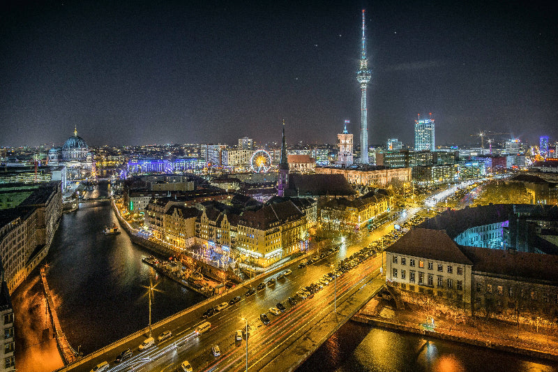 Foto vom Berliner Stadtzentrum bei Nacht mit Weihnachtsmarkt und Riesenrad sowie Fernsehturm und Parkinn. 