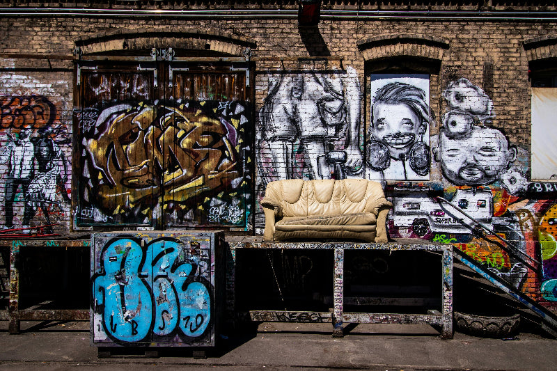 Couch vor eine. großen Graffiti in Berlins Innenstadt. 