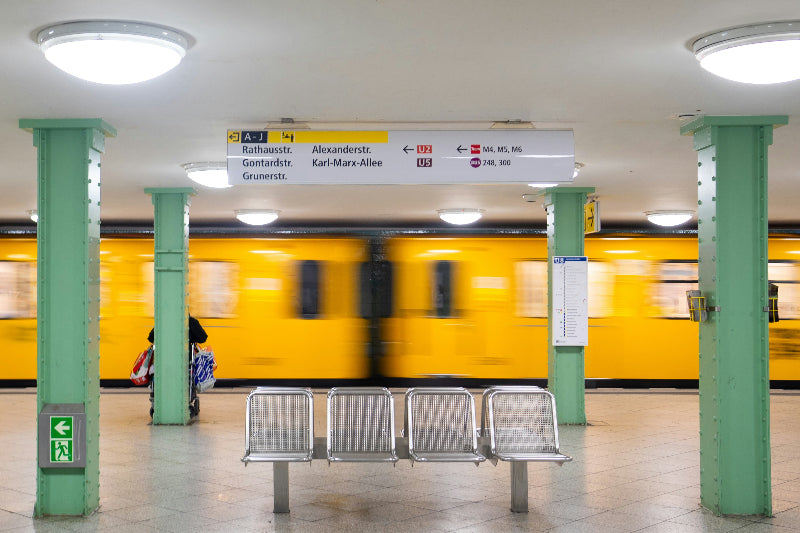 Berliner Bahnhof mit Grünen Säulen und Sitzplätzen mittig. 