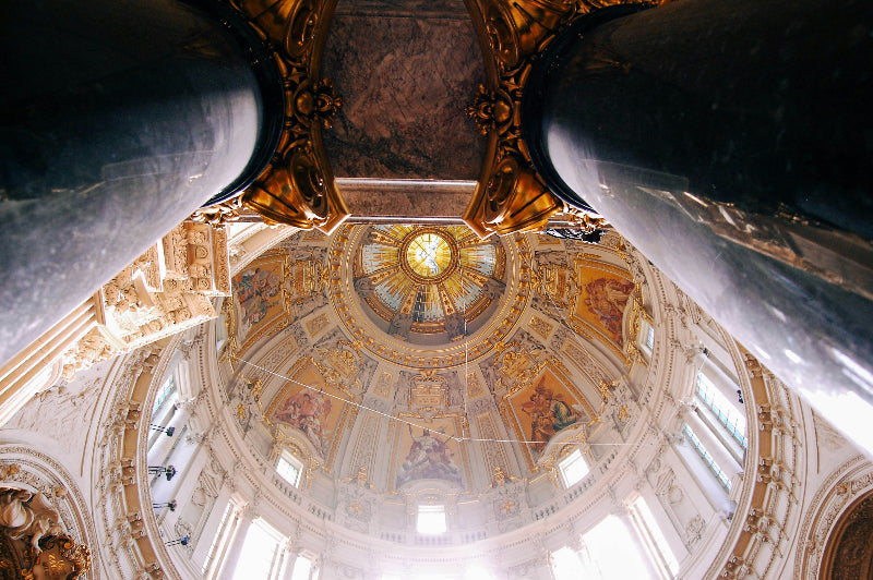 Detaillierte Aufnahme vom Innenbereich vom Berliner Dom mit Wandmalerei. 