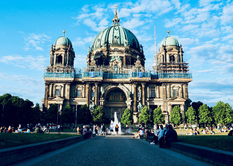 Viele Besucher vor dem Berliner Dom und Springbrunnen im Lustgarten, Berlin.